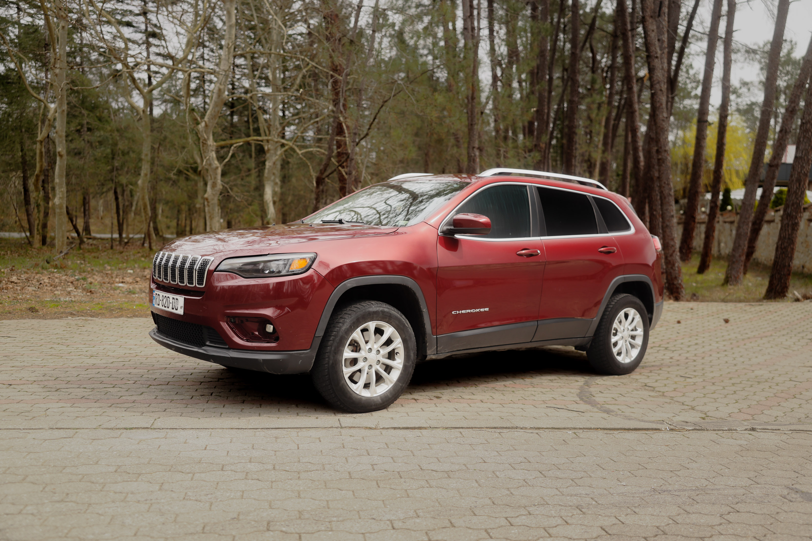 Jeep Cherokee 2019 — airport car rental